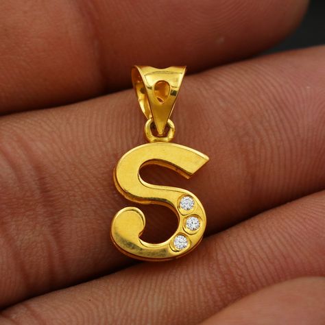 handmade indian style artisan locket , yellow gold weight is 2.46 grams approx, 2 centimeter approx long, 1 cm wide . S Locket Letter Gold, S Letter Pendant, Edgy Engagement Ring, Name Locket, Stylish Gold Earrings, Trendy Gold Necklace, Engagement Ring Non Traditional, Gold Earrings Design, Gold Pendants For Men