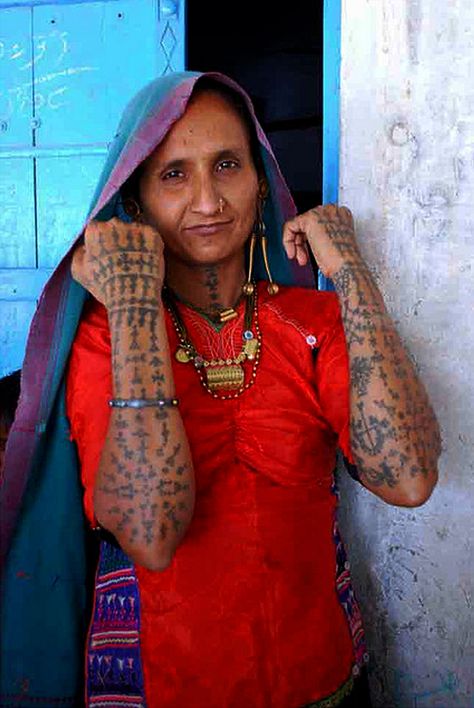 India | "Kachchhi - Rabari Tattoos" | ©Kantilal Doobal. Berber Tattoo, Ethnic Tattoo, Ancient Tattoo, Dot Tattoos, Handpoke Tattoo, With Tattoo, Indian Tattoo, Old Tattoos, Face Tattoos