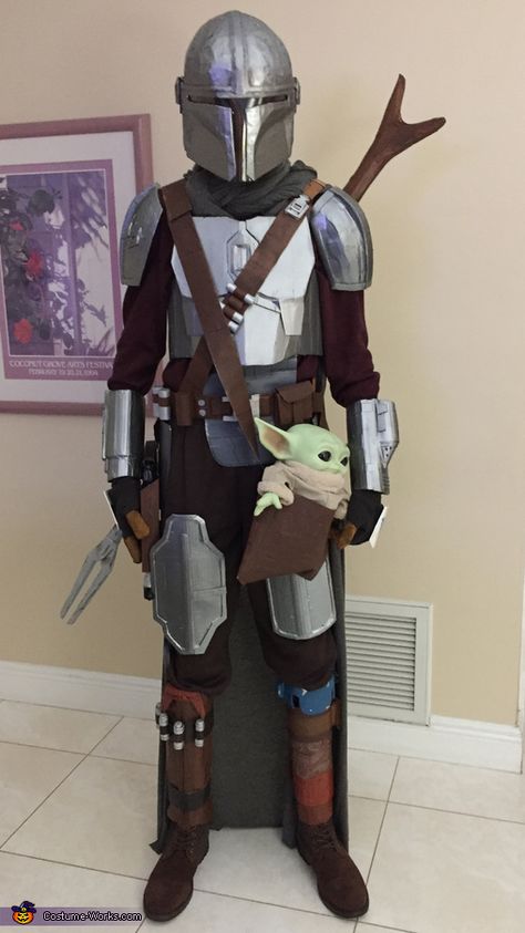 Diy Mandalorian Costume, Halloween Kids Crafts Easy, Costume Template, Star Wars Costumes Diy, Disfraz Star Wars, Yoda Costume, Storm Trooper Costume, Mandalorian Costume, Mandalorian Cosplay