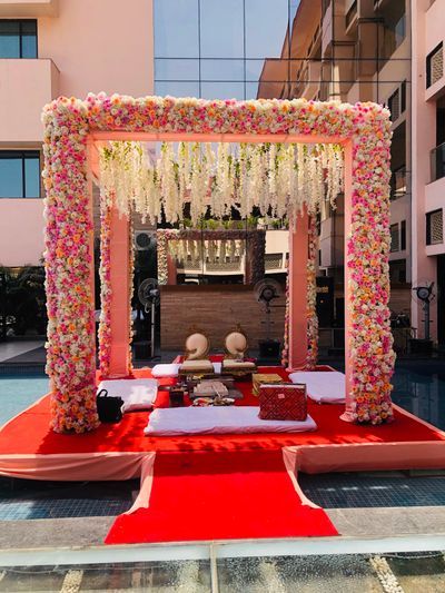 Photo By Meadow Decor - Decorators Fera Mandap Decoration, Phera Mandap Decor Indoor, Marriage Mandap Decoration Indian, Mandap Designs Indian Indoor, Indian Marriage Decoration, Mandap Decor Indian, Diy Wedding Arch Flowers, Entry Idea, Vidhi Mandap