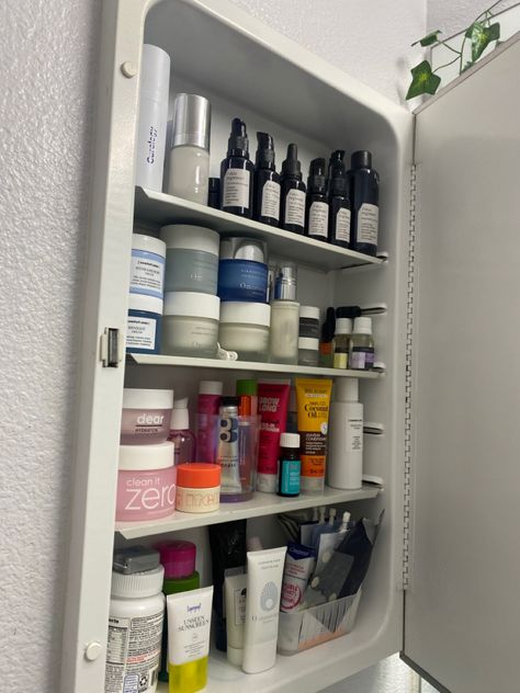 Medicine cabinet in white bathroom filled with high end skincare products from various brands organized neatly Skin Care Cabinet, Skin Care Goals, Skin Care Organization, Skincare Routine Products, Organization Goals, Care Organization, Apartment Organization, Skincare Organization, Bathroom Inspo