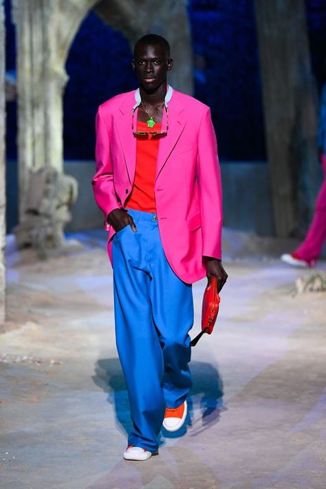 Versace Spring 2021, Summer Color Trends, Versace Spring, Versace Fashion, Men Wear, Donatella Versace, Milano Fashion Week, Versace Men, Vogue Paris