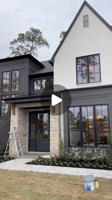 Transitional House Exterior, Modern Transitional Exterior, Lights Video, Transitional Exterior, Decor Salon, Pool Bath, Large Chandelier, Modern Barn House, Cedar Creek