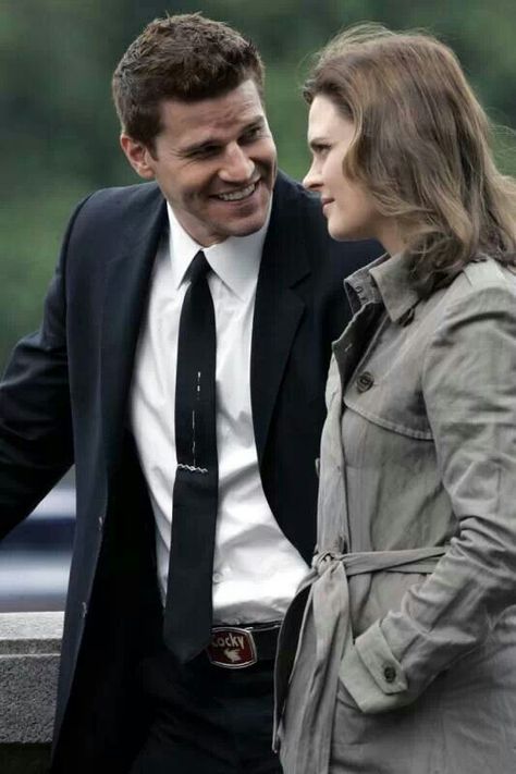 Bones Bones Series, Seeley Booth, Bones Tv Series, Booth And Bones, Booth And Brennan, Bones Show, Bones Tv Show, Glamouröse Outfits, Fbi Special Agent