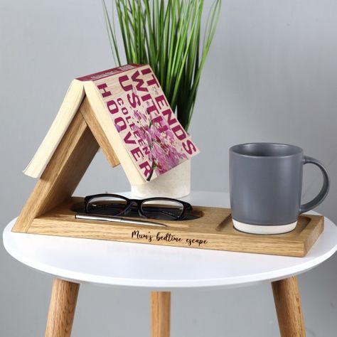 A personalised book rest in solid oak designed to sit by the bedside or desk and make the perfect gift for a avid book lover with leather lined glasses tray, coaster and pen holder.Our bookmark book stand will make the perfect Mother's Day gift or Father's Day, birthday or 5th wooden wedding anniversary gift. For any bookworm especially someone for who loves a good book before going to bed.The personalised touch makes it a truly unique and thoughtful present. Engrave a heartfelt message, initials or a special date, creating a bespoke item that resonates with sentimental value. Perfect for a teacher, doctor, religious person (bible stand) or theologist as a graduation gift to celebrate and document a loved one’s achievement.Hand crafted in the UK from high-quality solid oak, this book Book Stands Diy, Woodworking Gifts For Her, Book Rest Diy, Book Holder Ideas, Wooden Tray Ideas, Wooden Products Ideas, Bedside Books, Wooden Book Holder, Small Wooden Projects