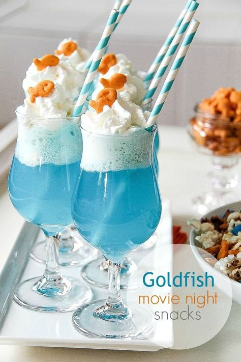 How cute are these?!! For an Under the Sea theme movie night or party. Goldfish Crackers Ice Cream Float Snacks For Teens, Ice Cream Float, Birthday Party Snacks, Goldfish Crackers, Movie Night Snacks, Ice Cream Floats, Mermaid Parties, Under The Sea Theme, Chocolate Caliente