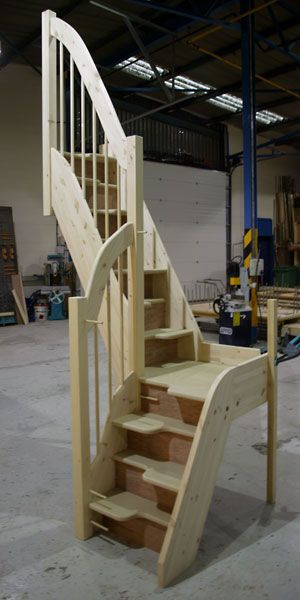 Quarter landing turn staircase Scale Loft, Mini Homes, Wohne Im Tiny House, Tiny House Stairs, Loft Stairs, Smart Tiles, Attic Stairs, Stair Case, Attic Renovation