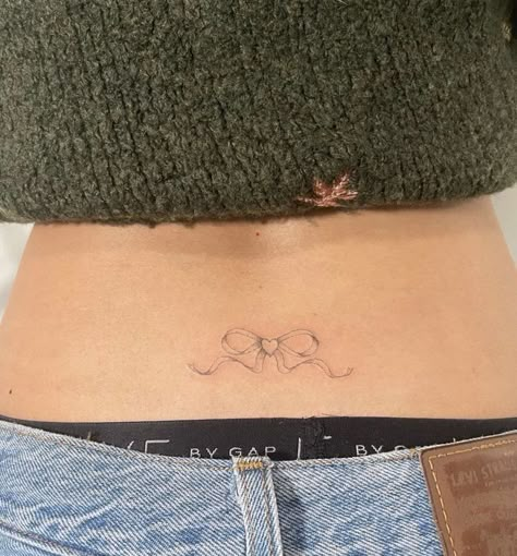 Womens Waist Tattoos, Cute Heart Tattoos For Women, Coquette Tattoo, Small Bow Tattoo, Ephemeral Tattoo, Mini Tats, Tramp Stamp Tattoos, Bows Coquette, Piercings Ideas