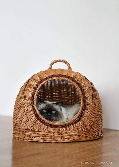 Length 50 x Width 40 x Height 36 cm (Height 40cm with handle) When cats look for a place to have a rest, they instinctively look for a roof over their heads as a shelter and protection from danger from above. This wicker cave is a pleasant, shady retreat for every cat. We consciously want to promote the cat's trust, which is why the basket should not be a transport box. Hint: Place your pet's favorite soft blanket in the wicker cave. Then the quiet cat bed in the basket becomes an oasis of well-being and provides shelter. Colour: natural beige/brown Material: 100% willow Gewicht: ca. 1,1 kg Wood origin: EU Slight deviations in shape -1cm) and colour are possible and underline the unique character of the handmade item. This basket is offered without a textile inlay and without contents. Acc Rattan Cat Bed, Cat Must Haves, Cat Basket Bed, Quiet Cat, Cat Patio, Cat Pad, Cat Basket, Cat Box, Brown Pattern