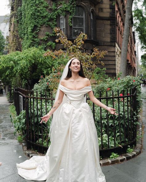 Lauren Rodriguez Wedding, Rachel Monica Phoebe Wedding Dresses, Styling Wedding Dress, Vivienne Westwood Vintage Wedding Dress, Vivienne Wedding Dress, Madonna Wedding Dress, Alison Roman Wedding, Wedding Dress 90s Style, Vintage Wedding Aesthetic Dress