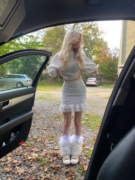 White outfit with fuzzy leg warmers Fuzzy Leg Warmers Outfit, Fuzzy Leg Warmers, Streetwear Makeup, Warmers Outfit, Accessories Streetwear, Hairstyle Accessories, Leg Warmers Outfit, Aesthetic Hairstyles, Style Clothes