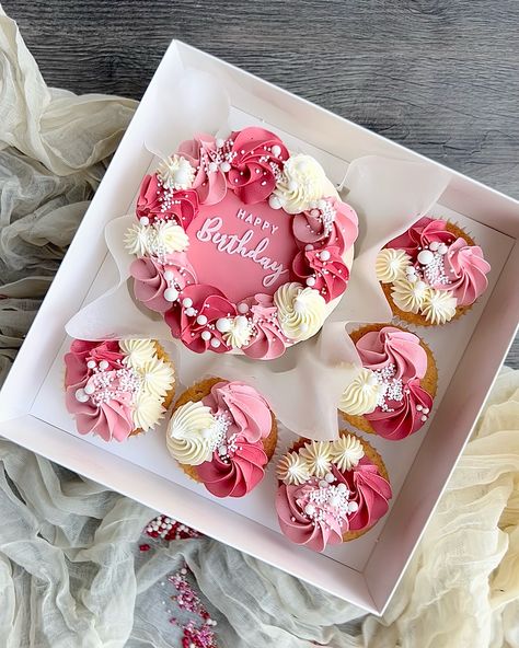 P R E T T Y • I N • P I N K 🩷🎀🌸 The prettiest pink shades for this bento box! I’m obsessed 😍🩷 • Raspberry, Baby Pink & White @colour.mill • Sprinkles @funcakes • Embosser @lissieloulondon • Packaging @bakeboxesuk DM or EMAIL to order 🩷 #bento #bentobox #bentocake #bentocakeandcupcakes #pinkandwhite #strawberriesandcream #buttercream #buttercreamcakes #buttercreampiping #pipingtechniques #pipingtutorial #cakedecorating #cakedesign #cakeinspiration #bentoideas #bentoinspo #cakeideas ... Pink Bakery Packaging, Bento Cake Box Ideas, Bento Box Cake With Cupcakes, Bento Cake And Cupcakes Design, Bento Cake Packaging, Bento Cake Pink, Pink Bento Cake, Bento Box Cakes, White And Pink Cake