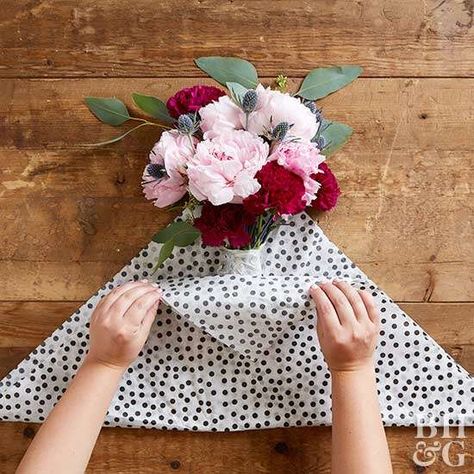 Scissors Tissue paper Paper towel Plastic wrap Ribbon [button-pdf id="546244" Tissue Paper Bouquet, Wrap Flowers In Paper, Homemade Bouquet, Wrapping Flowers, Wrap Flowers, Flower Boquet, Diy Bouquet Wrap, Tissue Paper Wrapping, Flower Bouquet Diy