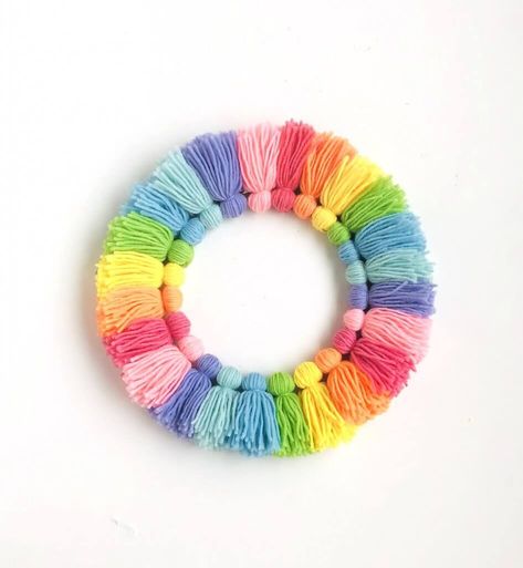 Pompom Tassel Diy, Pom Poms Wreath, Diy Rainbow Decor, Rainbow Wreath Diy, Tassel Wreath, Wool Crafts Diy, Dekorasi Bohemia, Simpul Makrame, Pom Wreath