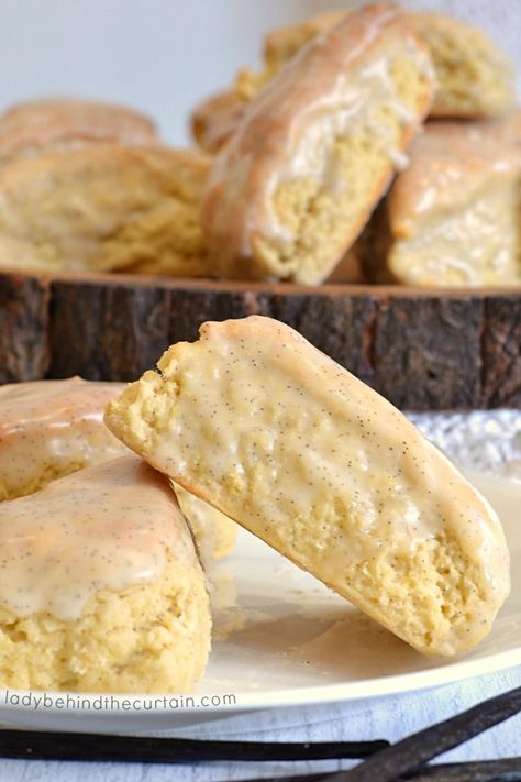 Copycat Starbucks Petite Vanilla Scones Vanilla Scones Recipe, Vanilla Scones, Mini Scones, Starbucks Vanilla, Cinnamon Scones, Chocolate Cream Cheese Frosting, Copycat Starbucks, Scones Recipe, Starbucks Copycat