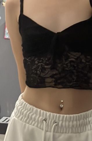 Aesthetic Outfit Flat Chest, Belly Peircings Women, Flat Chest Outfits, Naval Piercing Aesthetic, Bellybuttonpiercing Jewelry, Flat Chested Fashion Outfits, Bellybuttonpiercing Aesthetic, Flat Chested Outfits Aesthetic, Flat Belly Aesthetic