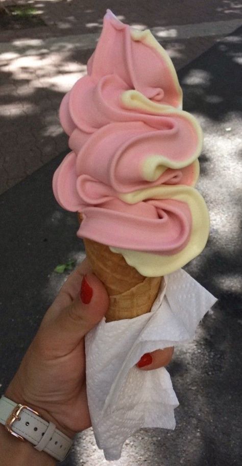 Dream Summer Aesthetic, American Ice Cream, Aesthetic Beach Girl, Summer Aesthetic Beach, Pastel Cupcakes, Beach Girl Aesthetic, Coconut Dream, Yummy Ice Cream, Dream Summer