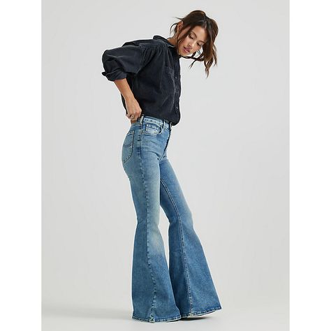 70s Minimalist Fashion, High Waist Flare Jeans Outfit, 70s Bell Bottoms Outfits, Vest Outfits For Women Summer, Casual Chic Jeans, Flare Jeans Outfit Spring, Fit And Flare Jeans, Flair Jeans Outfit, High Waisted Bell Bottom Jeans