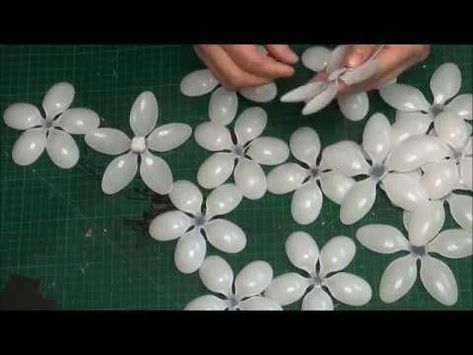 Spoon Art Diy, Diy Easy Flowers, Plastic Spoon Art, Fork Crafts, Spoons Diy, Plastic Spoon Crafts, Spoon Craft, Easy Flowers, Plastic Bottle Art