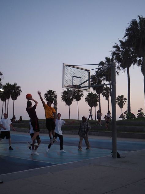 Men Playing Basketball Aesthetic, Street Basketball Aesthetic, College Basketball Aesthetic, Basketball Ground, Elemental Energy, Basketball Vibes, Beach Basketball, Perspective Pictures, Life In Usa