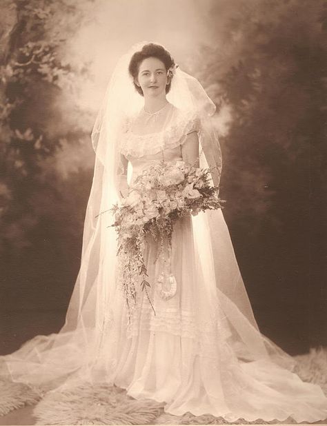 Norman Hartnell dress 1946 Look Gatsby, Antique Wedding Dresses, Norman Hartnell, Victorian Bride, Vintage Wedding Photos, Victorian Wedding, Wedding Gowns Vintage, Vintage Gowns, A Wedding Dress