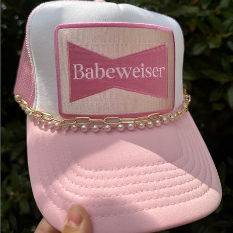 Custom Trucker Hat With Patch And Chains Customized Trucker Hats, Trucker Hat Pins, Cute Trucker Hats With Patches, Trucker Hat Bar Set Up, Hat Patches Design, Trucker Hat Bar, Cute Trucker Hats, Trucker Hats With Patches, Trucker Hat Ideas