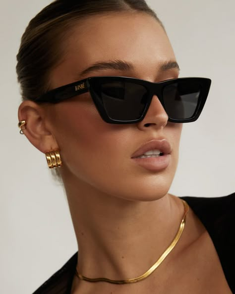 Stylish Glasses, Shield Sunglasses, Acetate Sunglasses, Stylish Sunglasses, Elegantes Outfit, Eyewear Womens, Black Sunglasses, Chic Boutique, Gold Foil