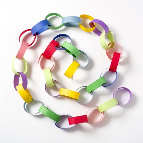 Paper Chain Aesthetic, Paper Links Chain, Construction Paper Chain, Paper Chain Necklace, Holiday Paper Chain, How To Make Paper Chains, Paper Chain Crafts, Paper Chain Decorations, Diy Paper Chain