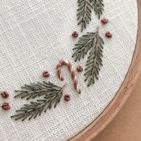 Christmas Gift Ideas Embroidery, Christmas Embroidery Stitches, Winter Wreath Embroidery, Christmas Embroidery Cross Stitch, Embroidery Cristhmas, Small Christmas Embroidery Ideas, Christmas Embroidery Tutorial, Christmas Decorations Embroidery, Embroidered Christmas Pillow