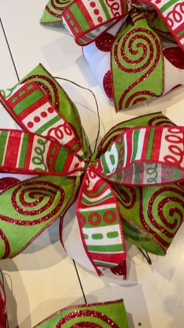 Grinch Bows Christmas Trees, Bows For Tree, Grinch Bow, Make A Grinch, Bow Maker, Grinch Christmas Tree, Grinch Christmas, Wrapping Ideas, Christmas Bows