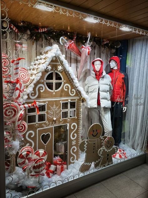 Gingerbread House Window Display, Christmas Store Front Windows, Gingerbread Window Display, Christmas Window Display Retail, Christmas Store Displays, Christmas Shop Displays, Winter Window Display, Ideas Decoracion Navidad, Christmas Toy Shop