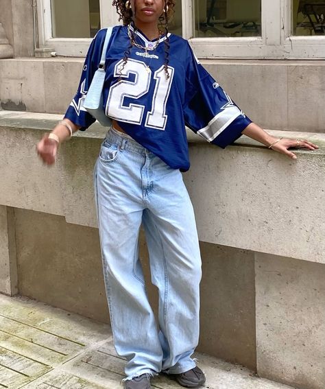 Streetwear Fashion Jersey, Blue And White Outfits For Women, Blue Tomboy Outfits, Button Up Jersey Outfit, Big Jersey Outfit, Jersey Outfit Streetwear, How To Style A Jersey, Casual Outfits Tomboy, Blue Jersey Outfit