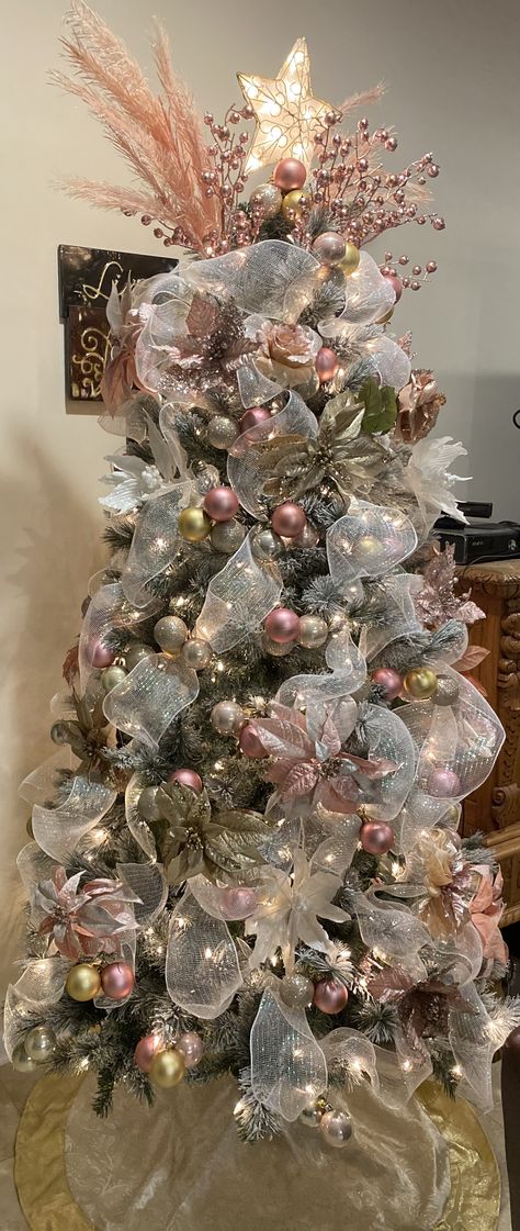 Christmas Tree With Rose Gold Decor, Pink White Gold Silver Christmas Tree, Pink Xmas Tree Ideas, Rose Gold And Grey Christmas Tree, White And Blush Christmas Tree, Christmas Trees Pink And Gold, Pink White Silver Christmas Tree, Rose Pink Christmas Decorations, Pink And Gray Christmas Tree