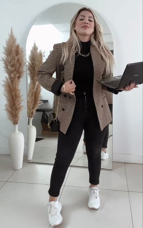 Winter Outfit Essentials, Plaid Blazer Outfit, Outfits Gorditas, Outfit Essentials, Look Office, Casual Work Outfits Women, Blazer Outfits For Women, Business Casual Outfits For Work, Elegante Casual