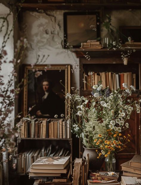 Step into a warm, atmospheric studio adorned with books, wildflowers, and an oil painting of Rembrandt. Styled by Jean Crunchy Manez, this space celebrates the rococo spirit with soft lighting and dark, low-saturation tones. Vintage furniture fills the room, enhancing the cozy ambiance. The use of a large aperture creates a softly blurred background, adding to the vintage feel. It’s a serene retreat that marries the old-world charm with artistic inspiration. #RococoStudio #VintageCharm #RembrandtInspired Artist Aesthetic Room Decor, Soft Dark Academia Aesthetic, Light Academia Interior, Light Academia Living Room, Dark Academia Room Ideas, Dark Academia Interior, Light Academia Decor, Academia Bedroom, Academia Room