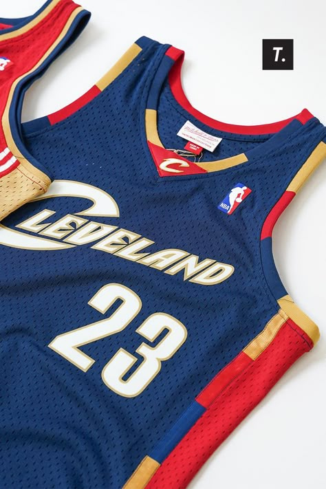 LeBron's first home jersey for his native Cleveland. LeBron would sweep Rookie of the Month honours for the Eastern conference, culminating in him winning Rookie of the Year. "King James" became the third rook in NBA history to average over 20 points, 5 assists and 5 rebounds per game. Best Basketball Jersey Design, Basketball Jersey Outfit, Nba Uniforms, Football Shirt Designs, Basketball T Shirt Designs, Mobil Drift, Vintage Football Shirts, Rookie Of The Year, Simple Logo Design