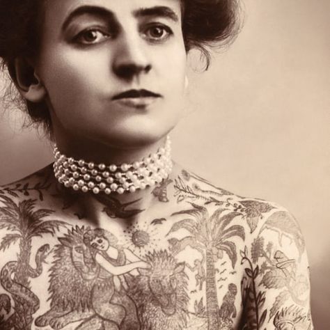 Amazing high resolution modern print of Maud Wagner the first known female Tattoo Artist in the United States taken in 1907. In addition to tattooing Maud Stevens Wagner was an aerialist and contortionist, working in numerous traveling circuses. She along with her husband Gus Wagner, who first taught her how to tattoo in exchange for a date, traveled around the United States working both as tattoo artists and "tattooed attractions" in vaudeville houses, county fairs, freak shows and amusement ar Vintage French Posters, Samoan Tattoo, Retro Kunst, Art Nouveau Poster, Female Tattoo Artists, French Poster, Typography Art Print, Botanical Poster, Female Tattoo