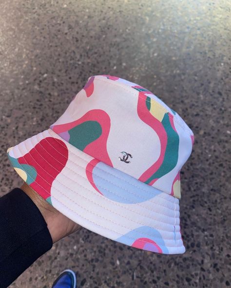 Bucket Hat Painting, Hats Painting, Aesthetic Bucket Hat, Bucket Hat Ideas, Chanel Bucket Hat, Cap Men Fashion, Cool Bucket Hats, Chanel Slides, Swag Hats