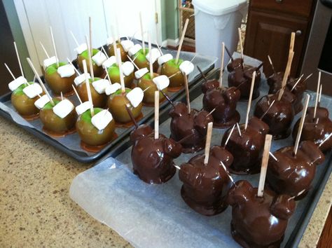 Mickey apple preparation. Disney Sweets, Girl Stuff, Caramel Apples, Kids Party, Halloween Party, Caramel, Party Ideas, Halloween, Quick Saves