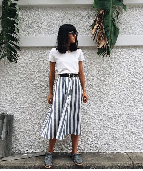 Hipste outfit summer idea, basic white tee with long midi skirt blue and white patterns. Rok Outfit, Look Grunge, Striped Midi Skirt, Mode Casual, Stil Inspiration, Wooden House, Skirt Outfit, Mode Inspo, Stripe Skirt