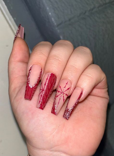 Are you looking for cute Christmas nails that you can recreate this year? If so, check out these fabulous holiday nail ideas that are perfect for the season! Christmas Snowflakes Nails, Christmas Nail Designs Easy, Snowflake Nail Design, Sweater Designs, Red Christmas Nails, 3d Sweater, Cute Christmas Nails, Christmas Nails Easy, Clear Tape