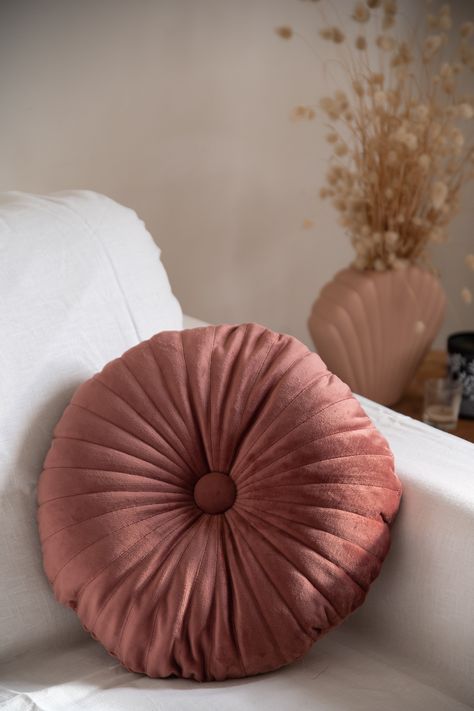 DIY : coudre un coussin rond matelassé • Cha's Hands Chaise Velour, Cushion Arrangement, Cushion Inspiration, Cushion Ideas, Chic Sofa, Sofa Accessories, Diy Cushion, Pillow Styling, Decor Essentials