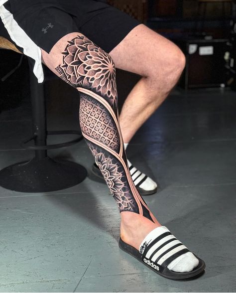 Mandala Tattoo Men Leg, Leg Tattoo Men Design, Leg Tattoo Design For Men, Leg Mandala Tattoo, Geometric Leg Tattoo, Geometric Tattoo Leg Sleeve, Mandala Leg Tattoo, Tattoo Maori Perna, Mandala Tattoo Leg