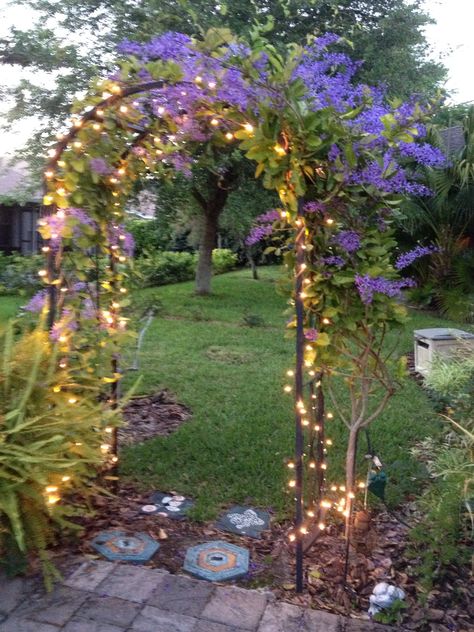 Flower Garden Arch, Patio Archway, Garden Memorial Ideas, Arch In Garden, Flower Arch Garden, Garden Archway Ideas, Enchanted Garden Backyard, Garden Arches Ideas, Fairy Entrance