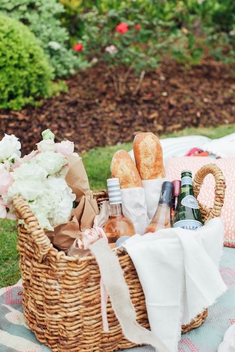 Here's what you need to create the perfect picnic this summer.... Plateau Charcuterie, Picnic Inspiration, Romantic Picnics, Picnic Date, Perfect Picnic, Picnic Time, Picnic Food, Picnic Foods, Picnic Party