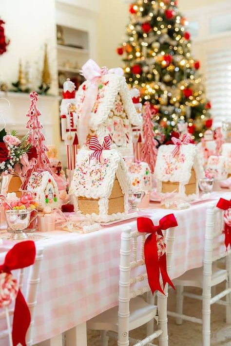 18 Kids Christmas Themed Birthday Party Ideas - Lady Celebrations Cute Gingerbread House Ideas, Gingerbread House Kids, Cute Gingerbread House, Gingerbread House Ideas, Mini Gingerbread House, Christmas Tea Party, Gingerbread House Parties, Gingerbread Party, Gingerbread Christmas Decor