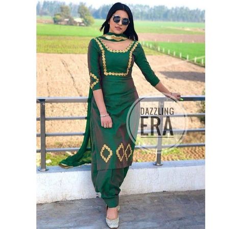 Punjabi Dress Design, Punjabi Suit Neck Designs, Custom Design Dress, Suit Neck Designs, Costume Vert, Patiala Suit Designs, Dressing Design, Patiala Salwar Suits, Punjabi Suits Designer Boutique