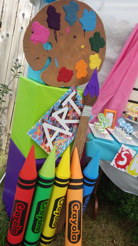 Crayon Prop Diy, Art Party Photo Booth, Rainbow Art Birthday Party, Art Birthday Decorations, Art Themed Trunk Or Treat, Art Party Decorations Ideas, Art Party Backdrop, Giant Crayon, Art Birthday Parties