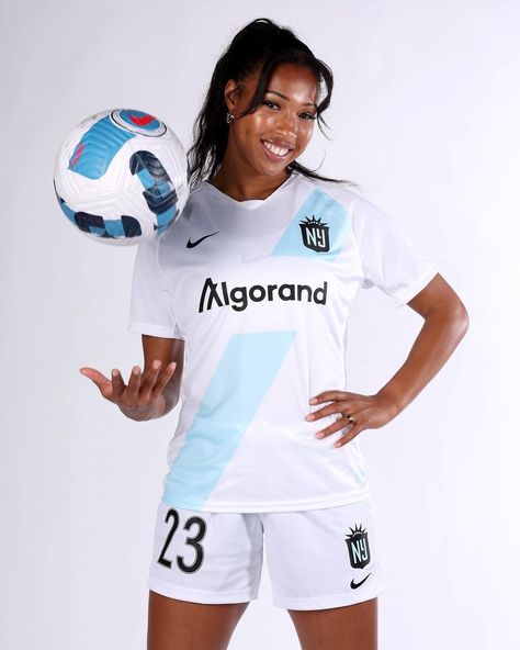 Soccer Players Photoshoot, Women’s Soccer Media Day, Soccer Pic Poses, Media Day Poses Soccer Goalkeeper, Media Day Poses Soccer College, Senior Soccer Photoshoot, Soccer Inspo Pics, Senior Soccer Banner Ideas, Athlete Media Day Poses