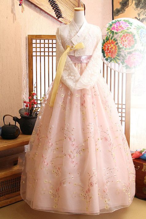 Korean Wedding Dress Traditional, Korean Wedding Dress Simple, Wedding Dress Korean Style, Wedding Dresses Korean, Hanbok Wedding Dress, Hanbok Wedding, Korean Bride, Gaun Abad Pertengahan, Korean Wedding Dress